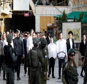 مستعمرون بحماية جيش الاحتلال يقتحمون البلدة القديمة في الخليل